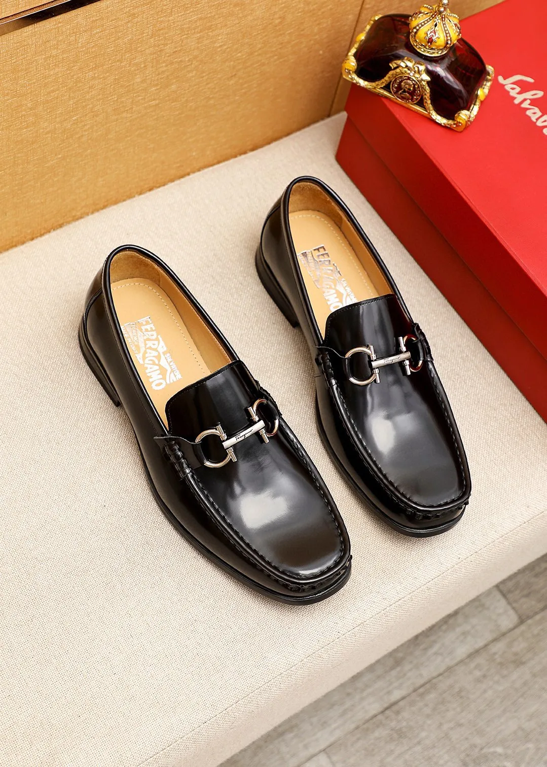 Men's shoes 💰460 💐 Product trademark: Ferragamo "Ferragamo" casual leather shoes Regular size: 38-44 (45.46🉑️customized) Product materials: Selected imported first-layer open-edge beaded cowhide leather upper + luxury hardware buckle, imported water-dyed cowhide leather lining. Strong three-dimensional visual effect, original rubber outsole Color: 1⃣️color optional